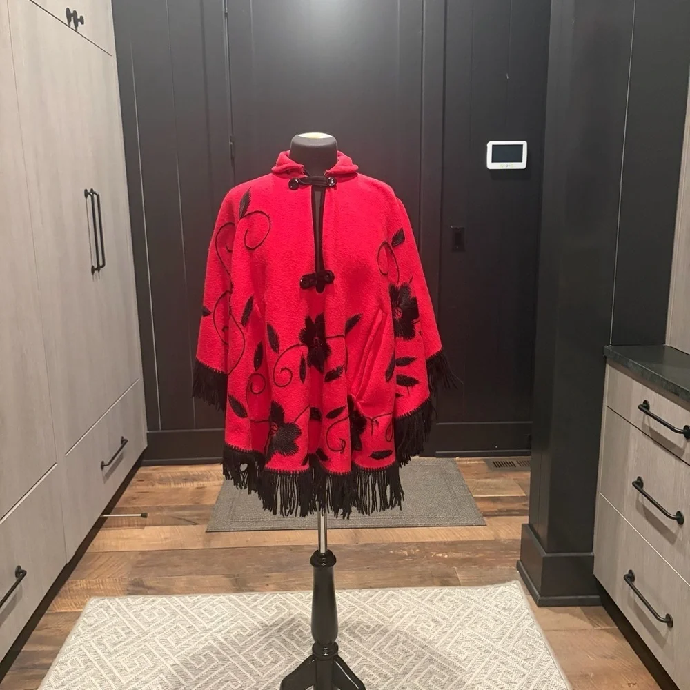 ❤️ Vintage Red Embroidered Fringe Cape / Poncho ❤️ - Picture 2 of 5